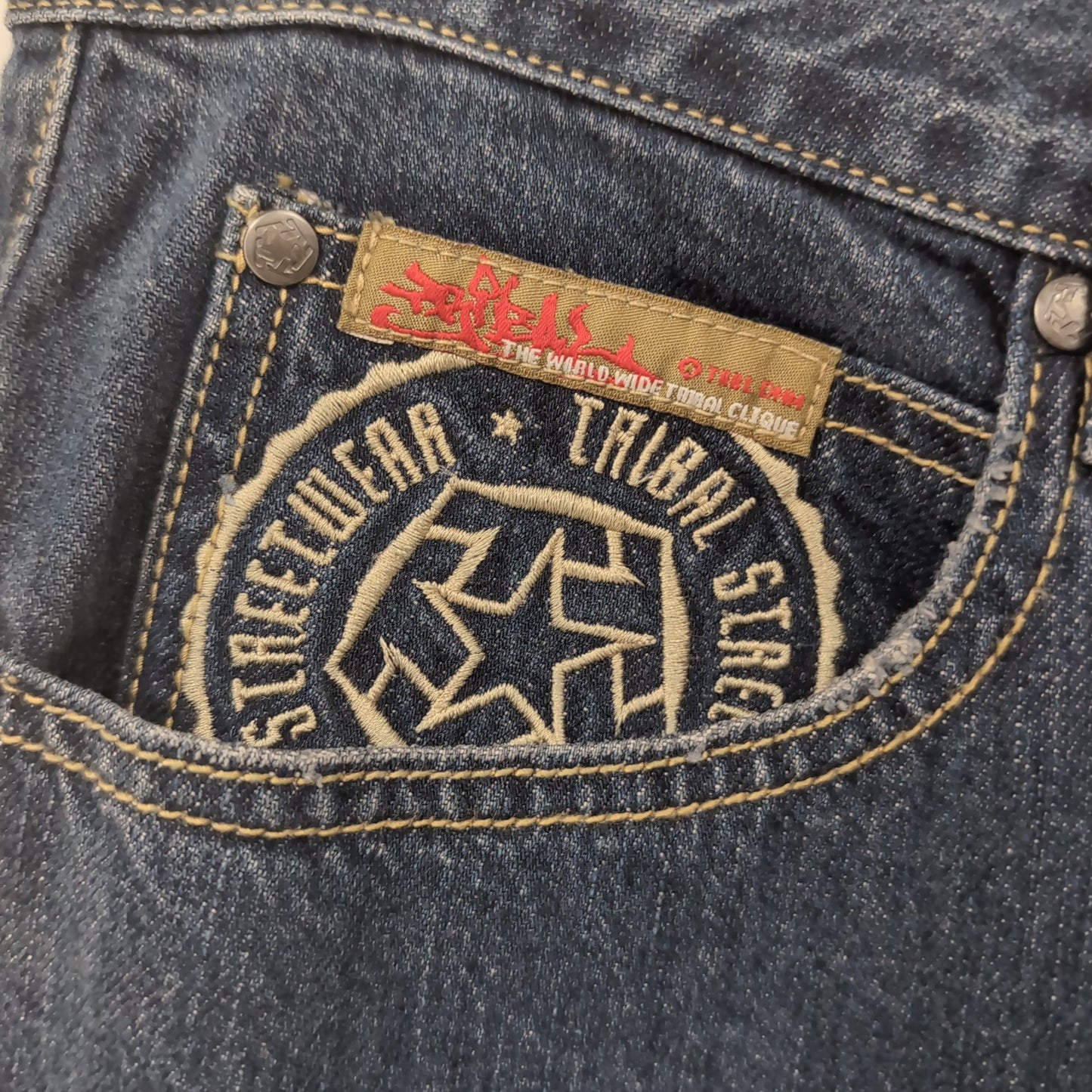 Jean vintage Tribal (taille 34×34) J83